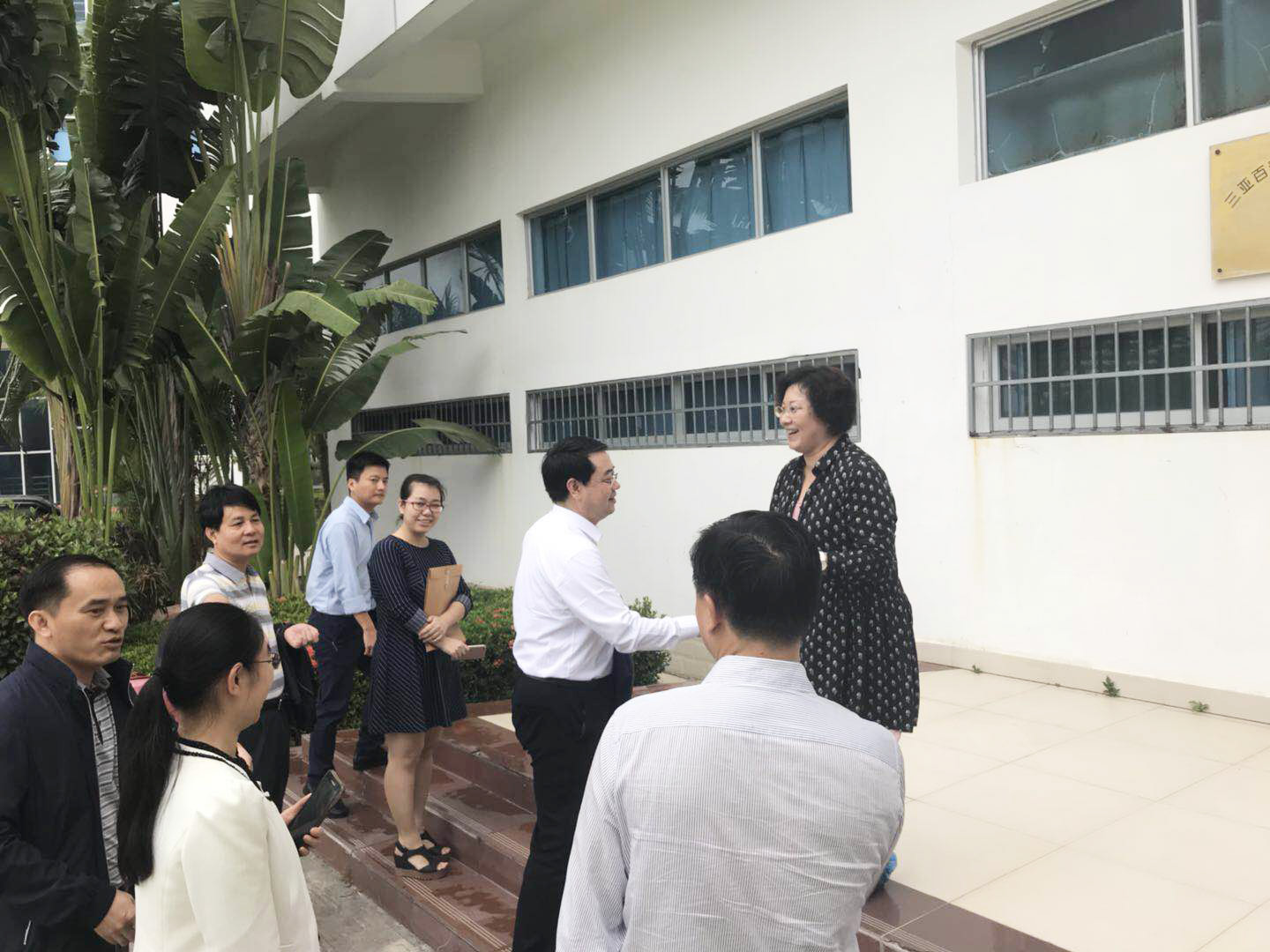 中央組織部組織二局辦公室主任梁小強一行領導到三亞百泰視察